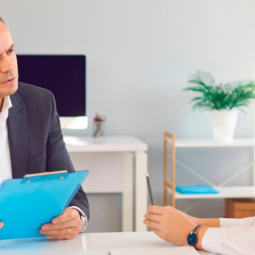 Las razones detrás de la dificultad de los jóvenes para encontrar trabajo (y qué habilidades se necesitan, según un experto de LinkedIn)