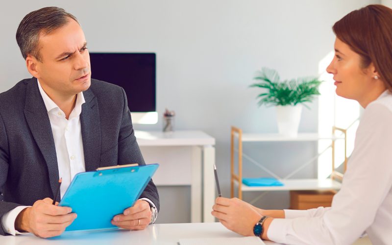 Las razones detrás de la dificultad de los jóvenes para encontrar trabajo (y qué habilidades se necesitan, según un experto de LinkedIn)